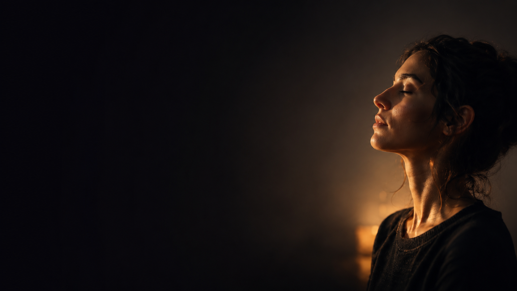 Mujer en contemplación profunda, ojos cerrados, iluminación dorada cinematográfica